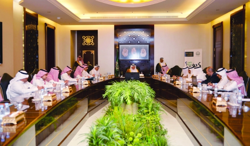 خالد الفيصل خلال ترؤسه اجتماعا بممثلي الجهات الحكومية أخيرا (مكة)