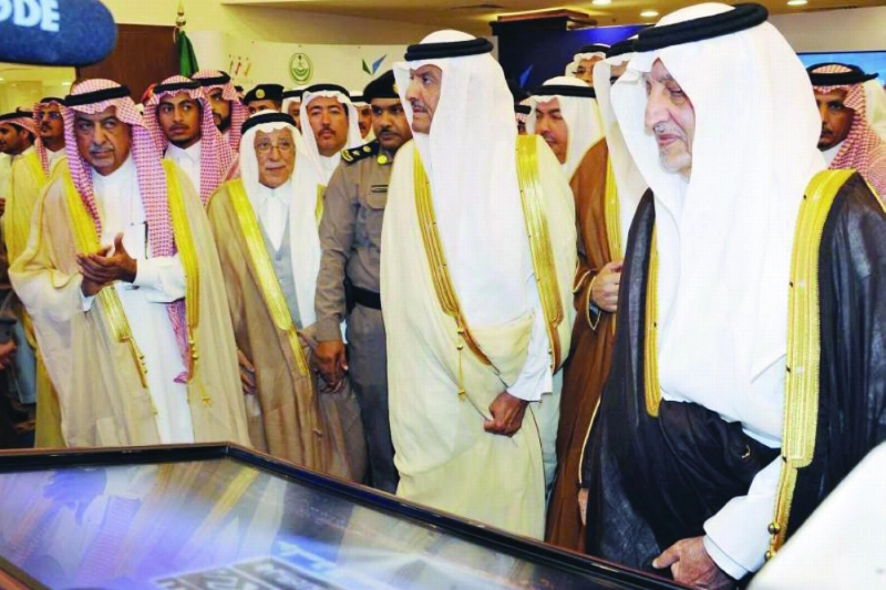خالد الفيصل وسلطان بن سلمان خلال وضع حجر الأساس لمشروع جادة المستقبل بسوق عكاظ (مكة)