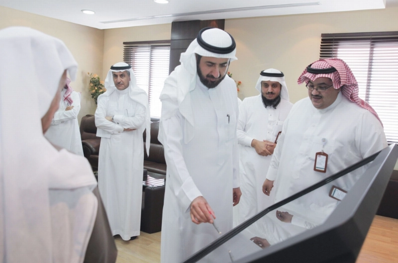 توفيق الربيعة خلال تدشينه الخدمات الالكترونية للترميز الطبي (واس)