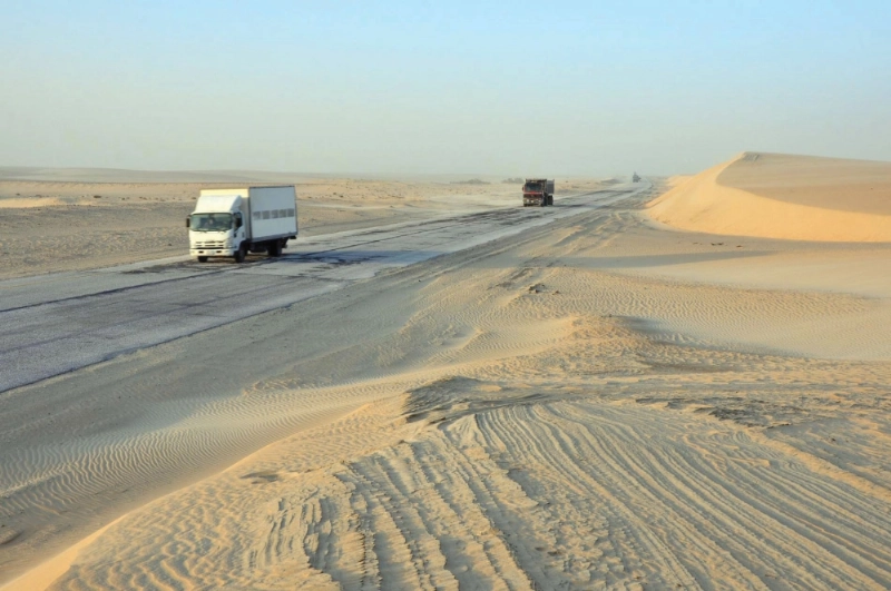 الرمال المتحركة تغطي أجزاء من الطريق (مكة)