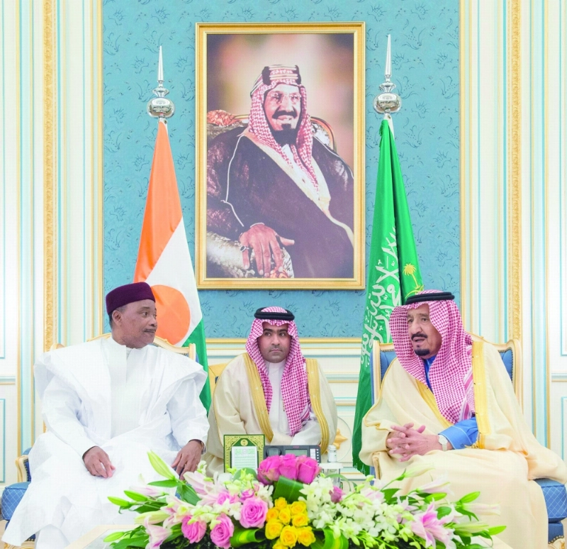 الملك سلمان وإيسوفو محمدو خلال جلسة المباحثات (واس)