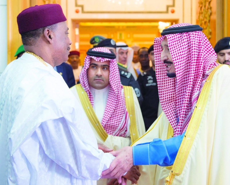 الملك سلمان لدى استقباله إيسوفو محمدو (واس)