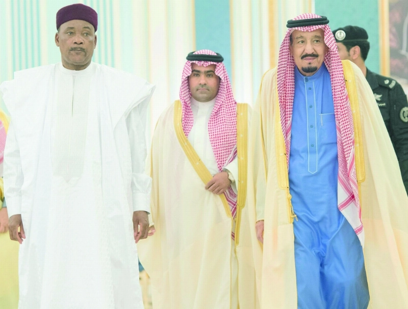 الملك سلمان لدى استقباله إيسوفو محمدو (واس)