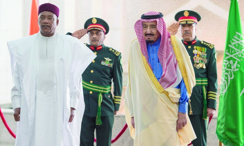 الملك سلمان لدى استقباله إيسوفو محمدو (واس)