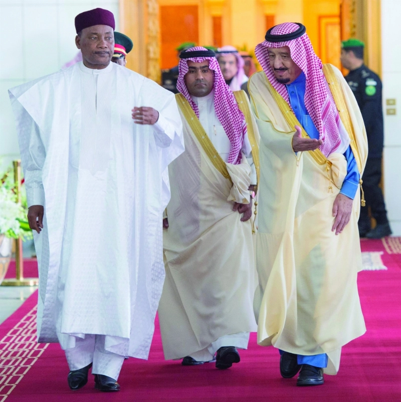 الملك سلمان لدى استقباله إيسوفو محمدو (واس)