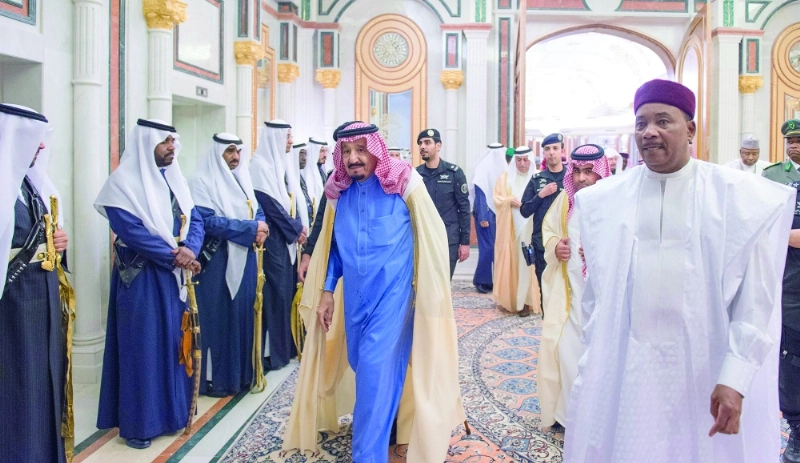 الملك سلمان لدى استقباله إيسوفو محمدو (واس)