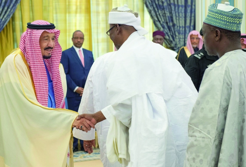 الملك سلمان يصافح الوفد المرافق للرئيس إيسوفو محمدو (واس)