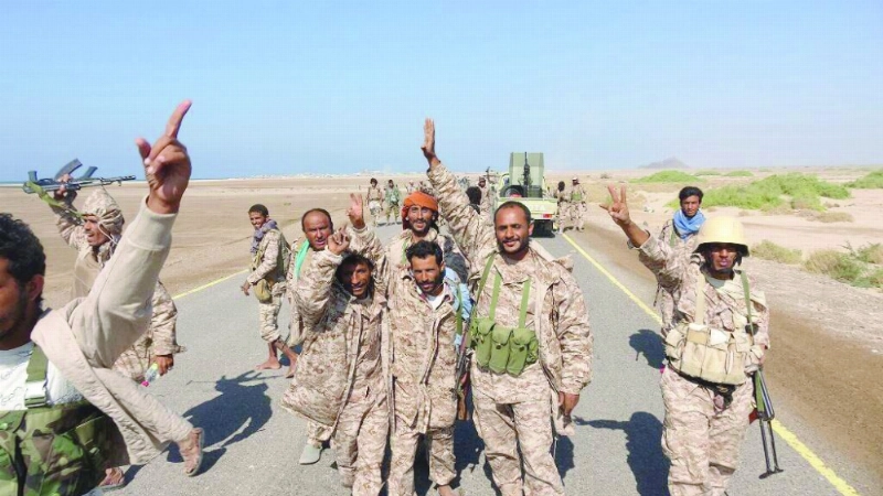 جنود في الشرعية يحتفلون بتحرير ذوباب (مكة)