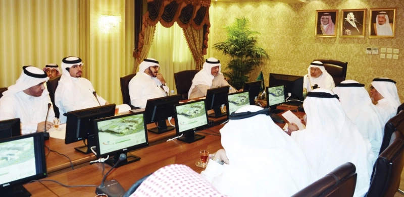 أسامة البار خلال تدشينه مشروع المدينة الطبية (عبدالمحسن دومان)