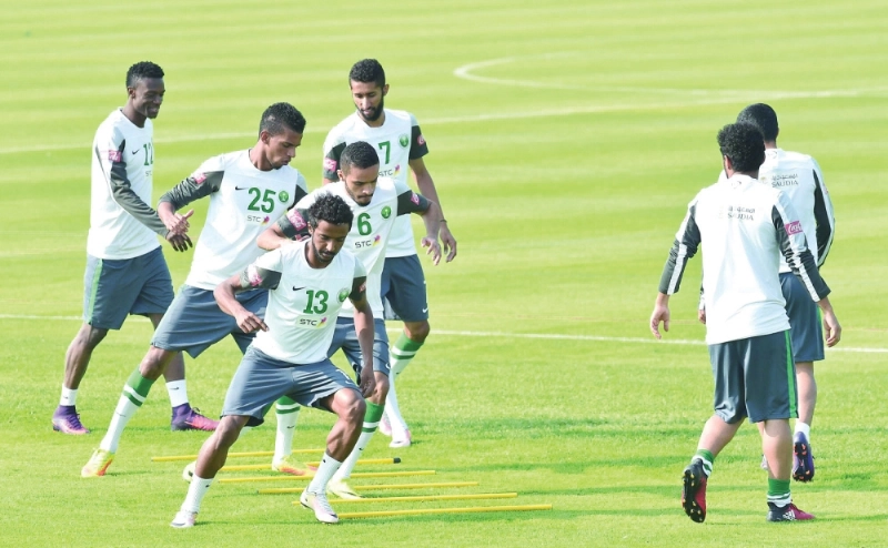 جانب من التدريبات اللياقية للمنتخب أمس