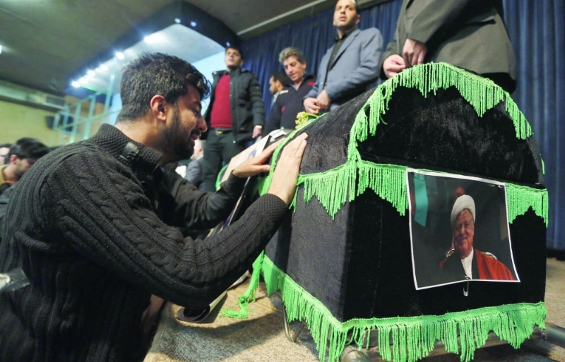 جثمان رفسنجاني داخل نعش بمسجد في طهران أمس (إ ب أ)