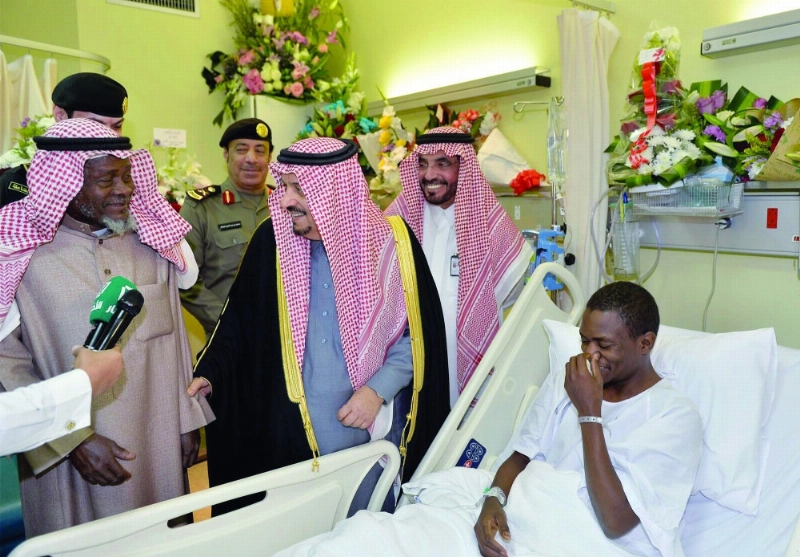 فيصل بن بندر خلال زيارته للمصاب جبران عواجي (واس)