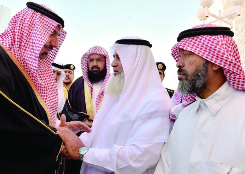 جلوي بن عبدالعزيز معزيا ذوي الشهيد الحريصي (واس)