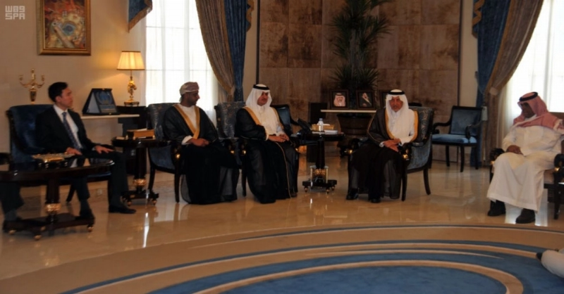 خالد الفيصل خلال استقبال الوفد (واس)