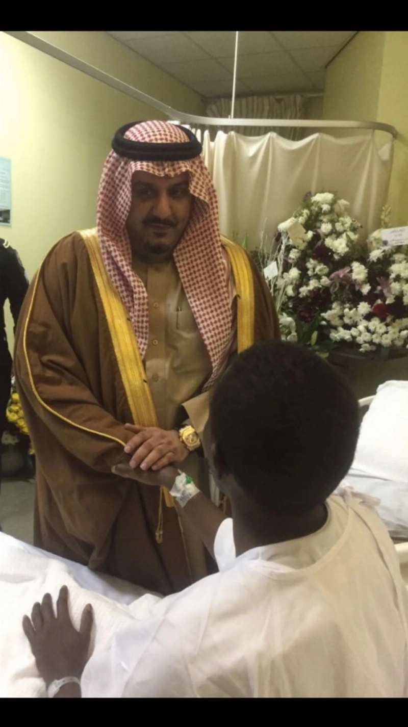 نواف بن سعد خلال زيارة جبران عواجي (إعلامي الهلال)