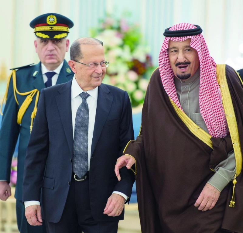 الملك سلمان خلال استقباله ميشال عون في الرياض أمس (واس)