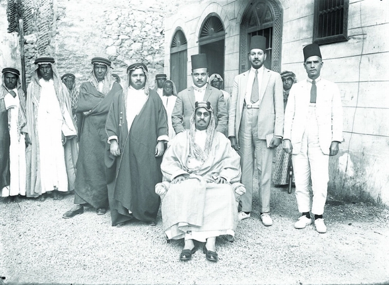 الملك عبدالعزيز بعد إجرائه عملية بالعين في 1344هـ - 1926م ويظهر إلى اليمين رئيس البعثة الطبية الدكتور سالم هنداوي