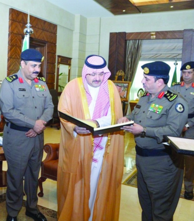مشعل بن ماجد يطلع على التقرير (واس)