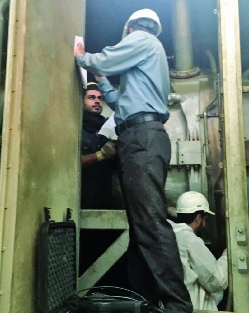 مهندس سعودي خلال عمله أمس بمحطة توليد القصيم (مكة)