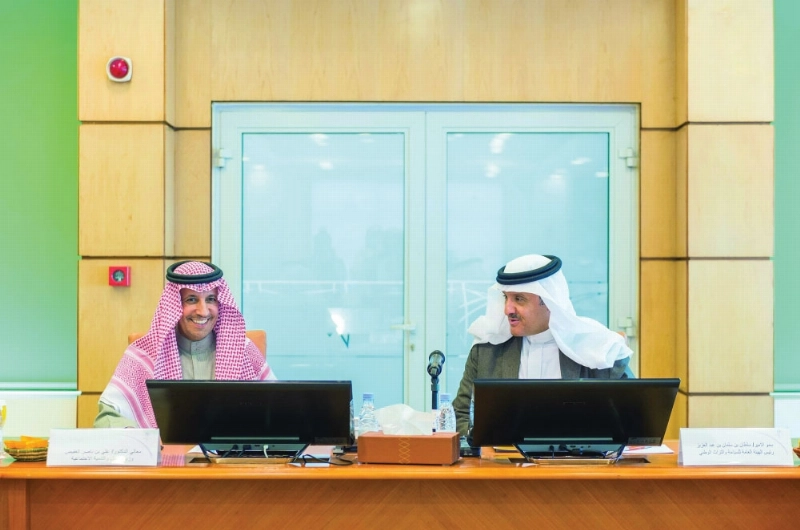 سلطان بن سلمان والغفيص أثناء توقيع الاتفاقية (واس)