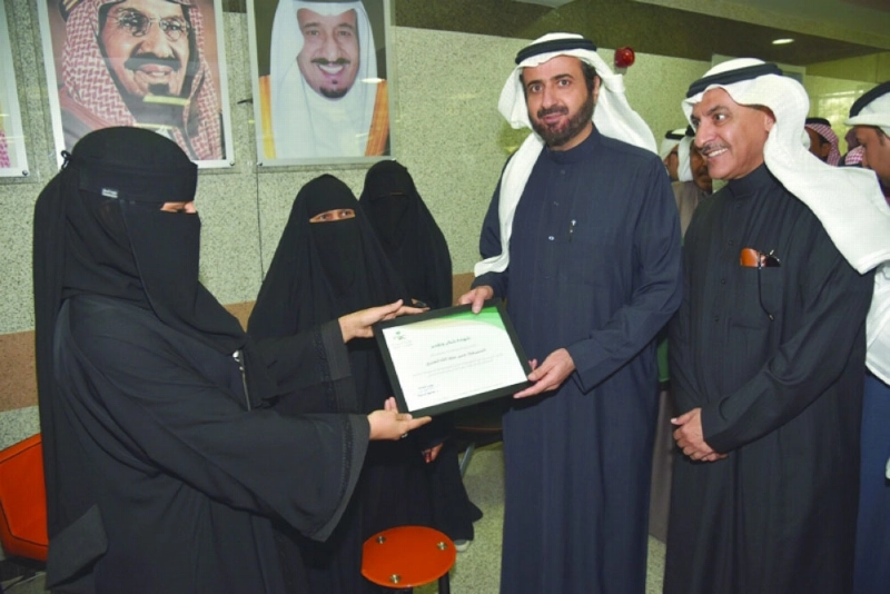 الربيعة لدى تكريمه الممرضة عبير العنزي (مكة)
