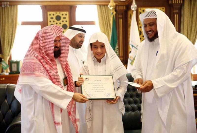 من تكريم المتميزين من طلاب كلية ومعهد المسجد النبوي (مكة)