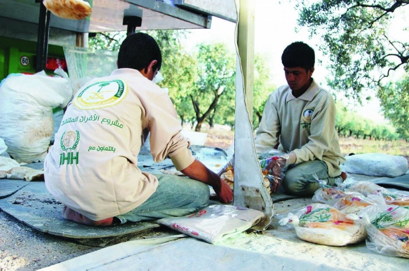 مساعدات سعودية تؤمن الخبز للنازحين في الشمال السوري (واس)