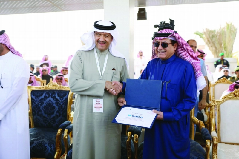 سلطان بن سلمان خلال تكريمه أحد المشاركين (مكة)