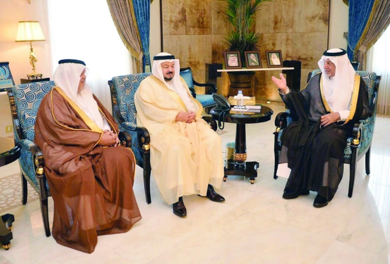 خالد الفيصل خلال لقائه جمال أبوالخيور ومحمد طيب (واس)