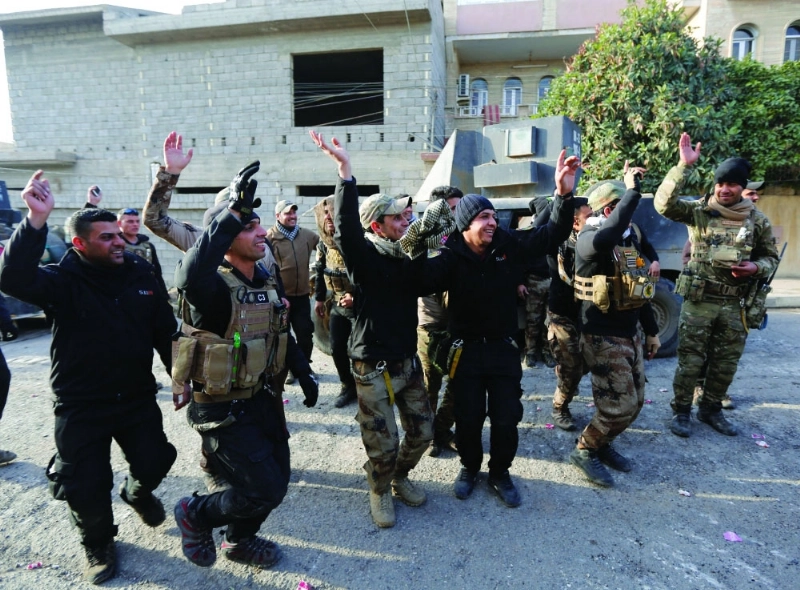 قوات عراقية تحتفل بانتصاراتها شرق الموصل (رويترز)