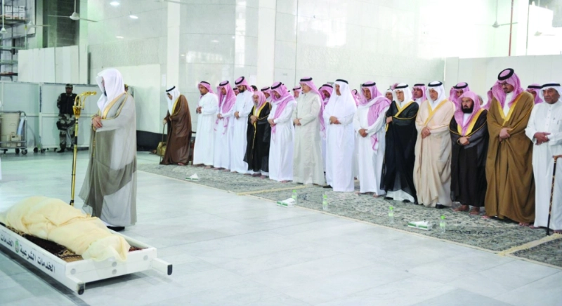 خالد الفيصل وتركي الفيصل وعبدالرحمن السديس يؤدون الصلاة على الفقيد اليوم (واس)