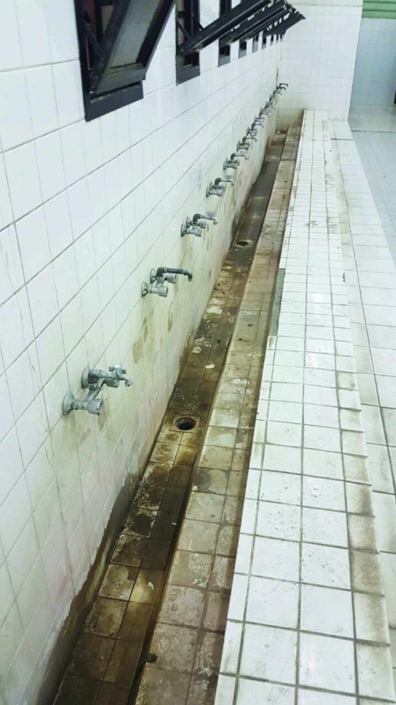 أحواض الوضوء كما بدت مهملة (مكة)