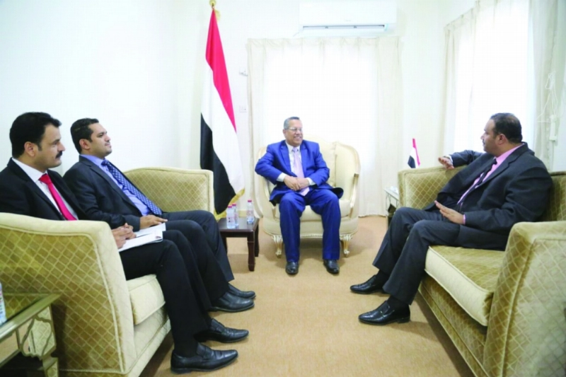 بن دغر مستقبلا أمين العاصمة اللواء عبدالغني جميل بعدن (سبأ نت)