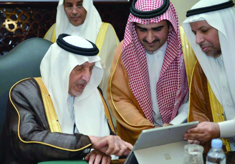 أمير مكة خلال إطلاقه جائزة مركز الأمير خالد الفيصل للاعتدال أمس (واس)