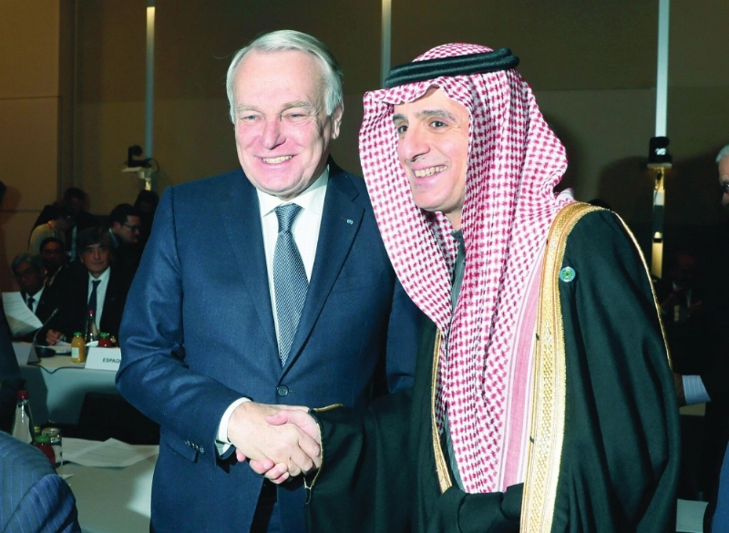 الجبير يصافح نظيره الفرنسي في مؤتمر السلام بباريس أمس (أ ب)