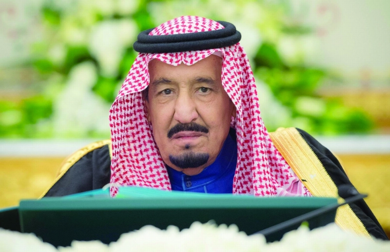الملك سلمان خلال ترؤسه جلسة مجلس الوزراء في قصر اليمامة بالرياض أمس (واس)