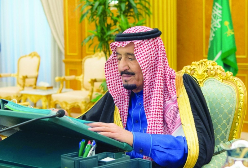 الملك سلمان خلال ترؤسه جلسة مجلس الوزراء في قصر اليمامة بالرياض أمس (واس)