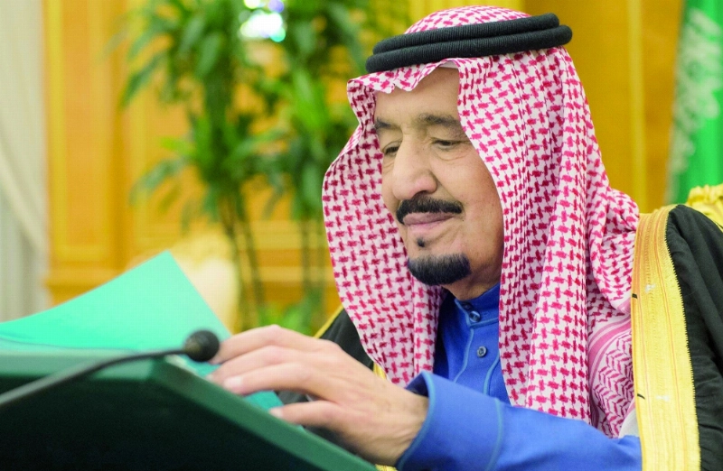 خادم الحرمين مترئسا جلسة مجلس الوزراء في الرياض أمس (واس)
