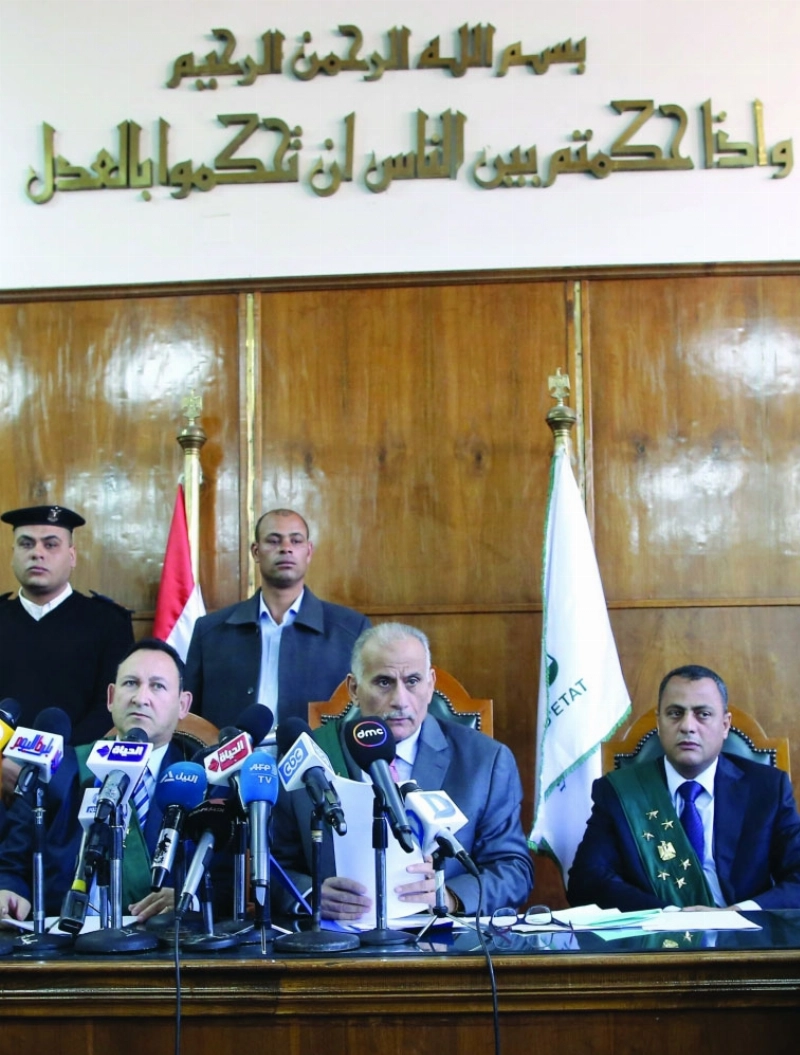 قاضي المحكمة الإدارية العليا يتلو الحكم بالقاهرة أمس (إ ب أ)