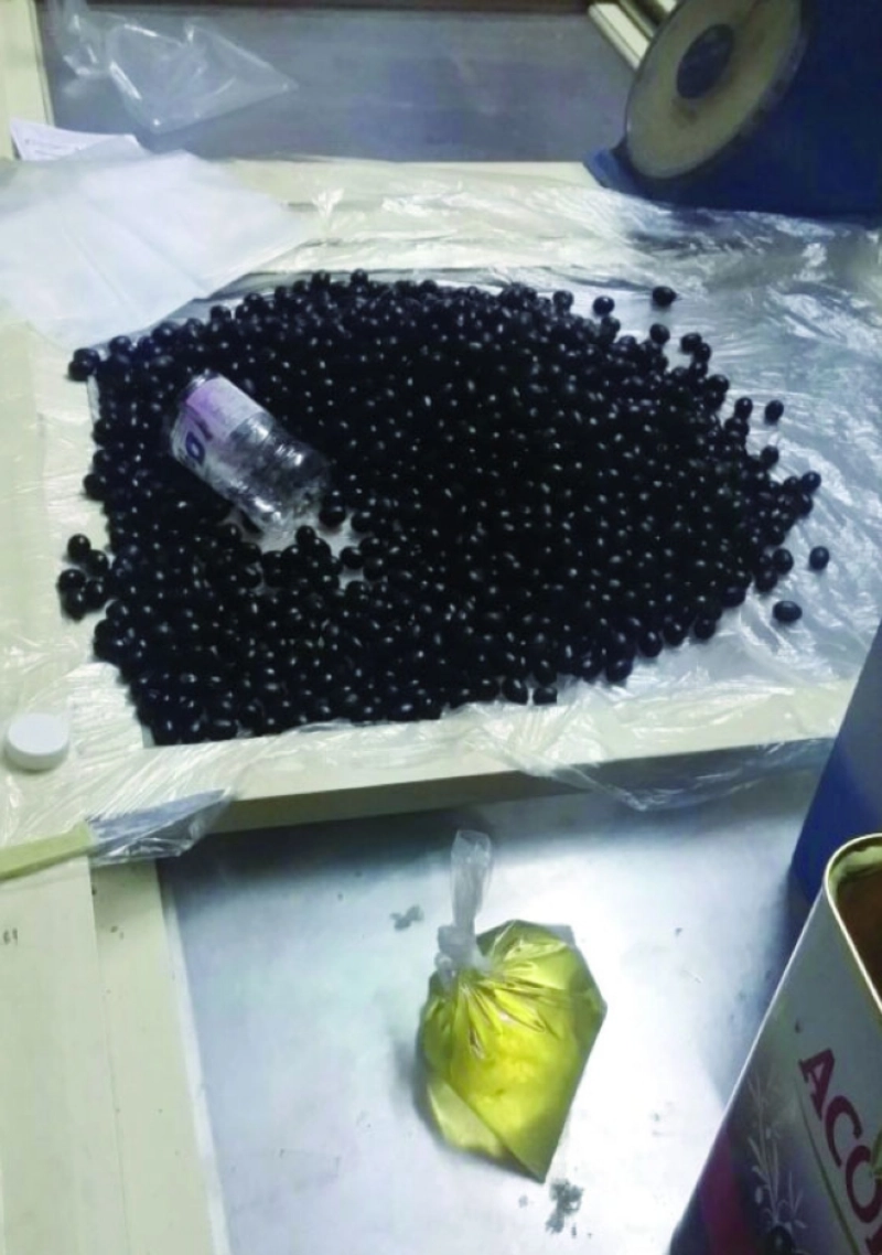 المادة الصفراء المضبوطة مع العامل (مكة)