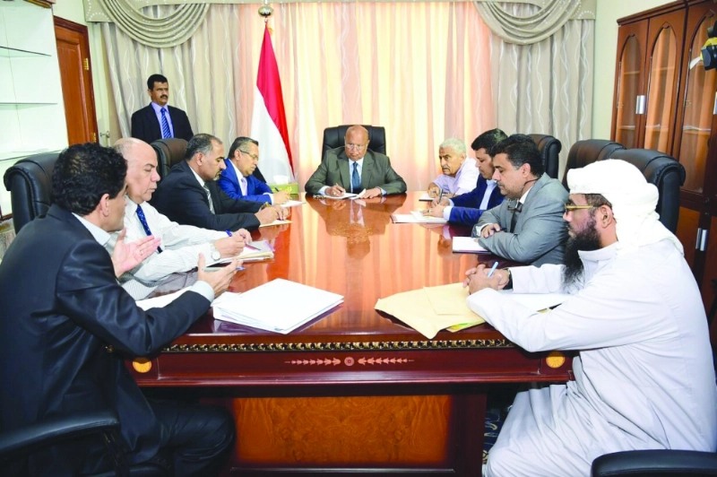 هادي في اجتماع بعدن أمس لبحث أزمة المشتقات النفطية (سبأ نت)