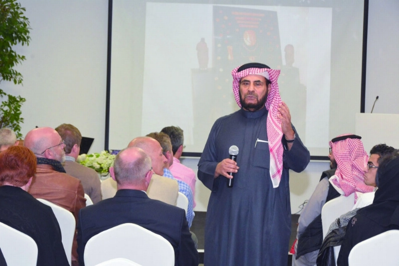 سعد الصويان متحدثا أثناء المحاضرة (مكة)