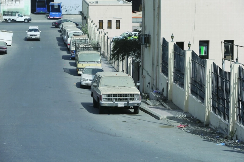 سيارات خربة تحيط بجدار بلدية المعابدة (عبدالمحسن دومان)