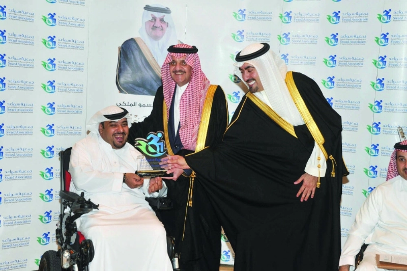 سعود بن نايف خلال تكريمه أحد المشاركين (مكة)