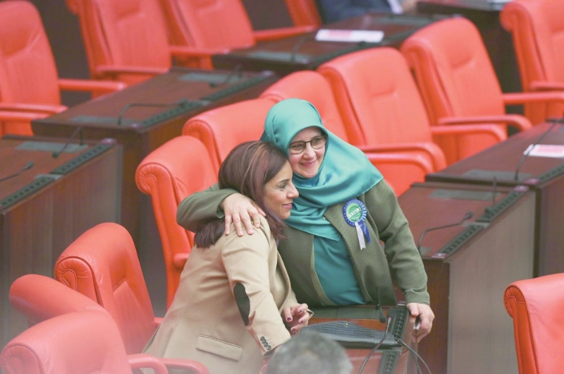 نائبتان في البرلمان التركي تلتقطان صورا مع بعضهما (أ ب)