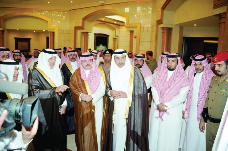 خالد الفيصل وإلى جانبه مشعل بن ماجد لدى تفقده المشاريع المنجزة (محمد يحيى)