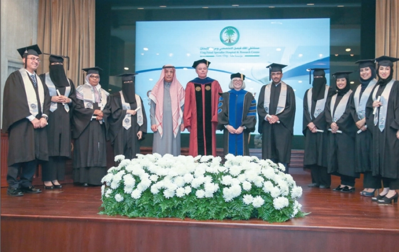 قاسم القصبي متوسطا مجموعة من الخريجين (مكة)