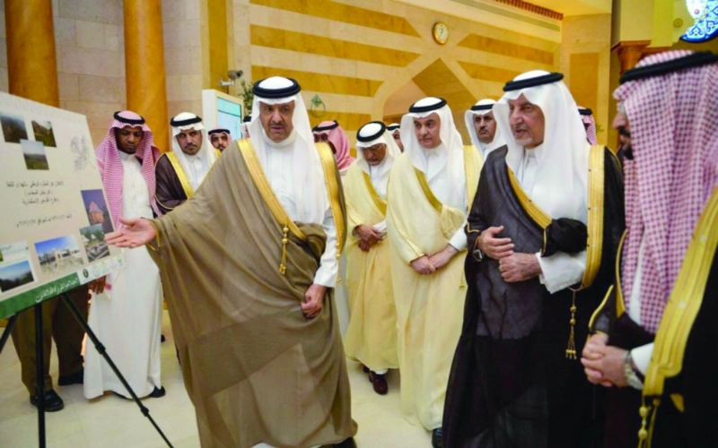 خالد الفيصل مستمعا لشرح سلطان بن سلمان عن المشروع (مكة)