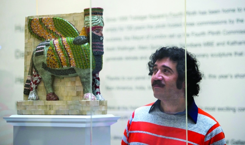 راكوفتز يطالع التمثال بعد إنجازه (إ ب أ)