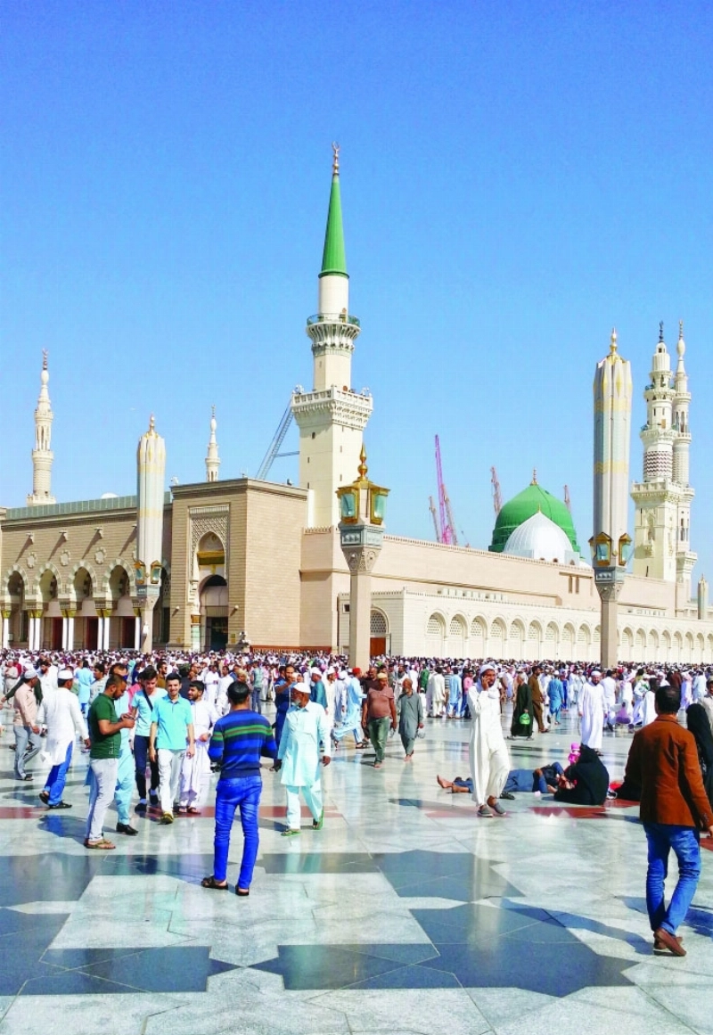 مصلون في ساحة المسجد النبوي (أنس الحارثي)